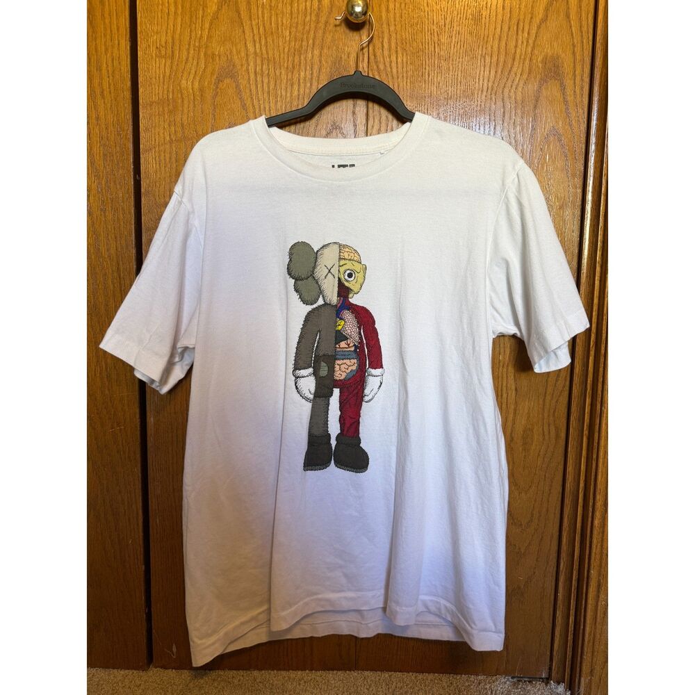 Uniqlo x KAWS T-shirt Size L